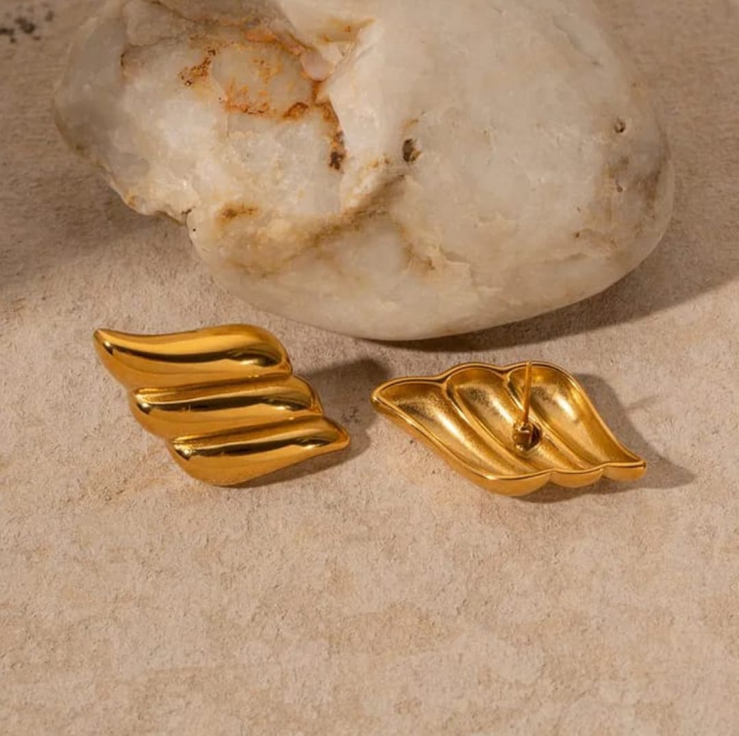 Elegant Gold Wave Earrings - Image 4