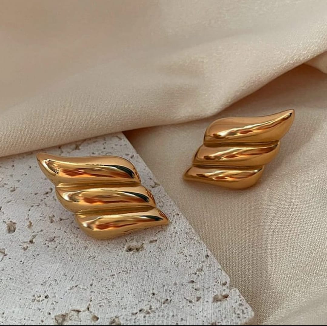 Elegant Gold Wave Earrings - Image 3