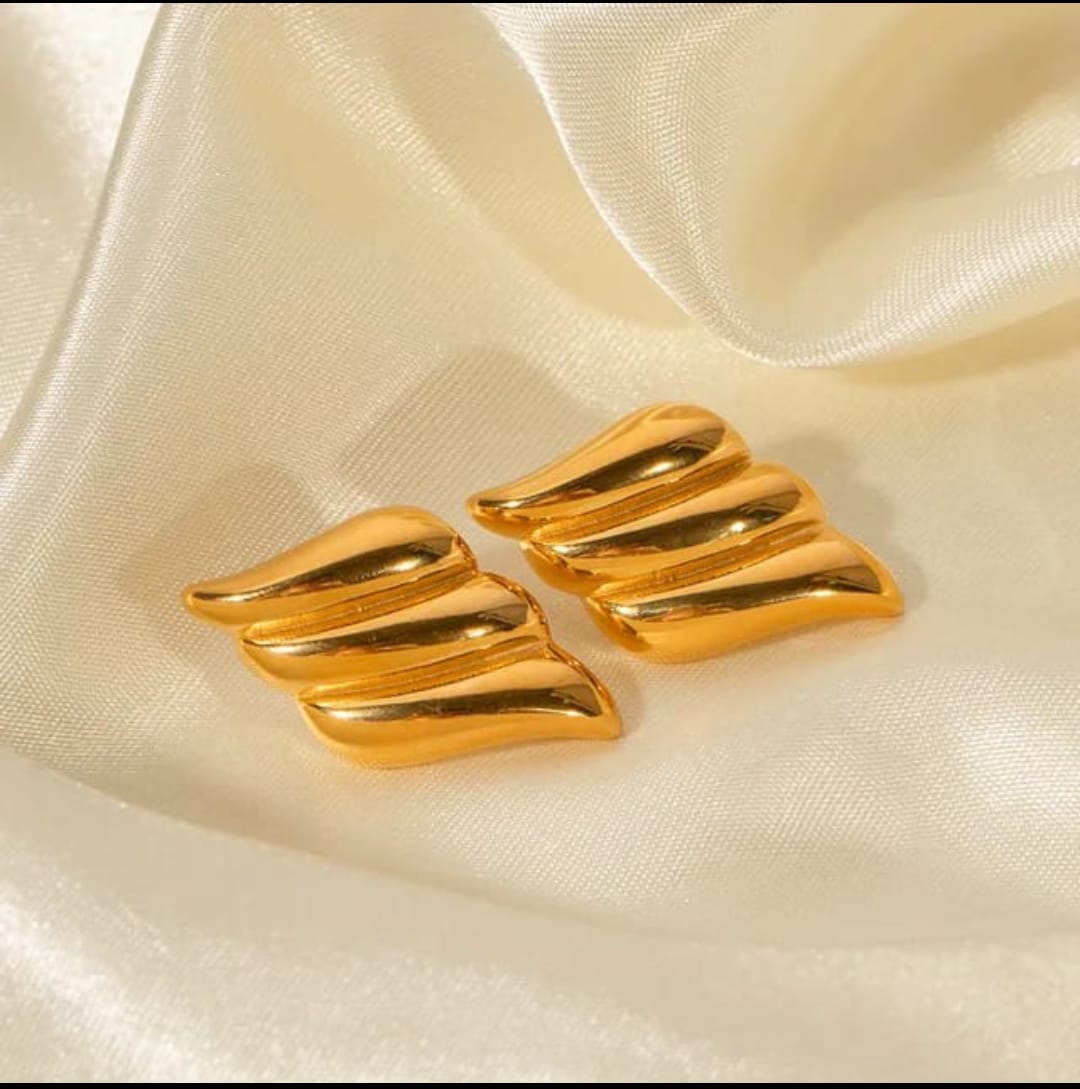Elegant Gold Wave Earrings - Image 5